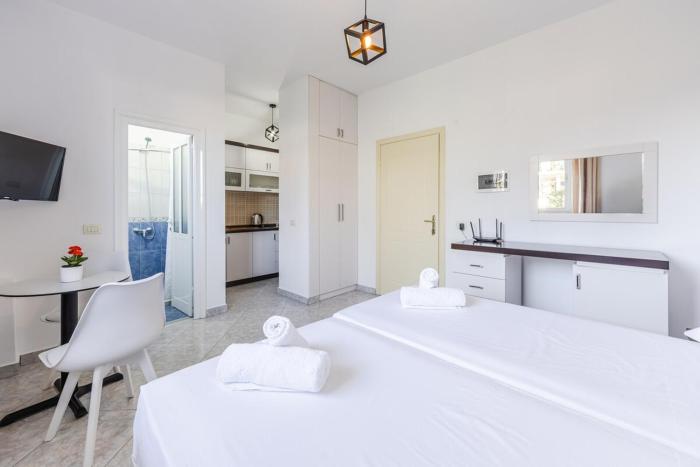 Peaceful Studio with Views Golem