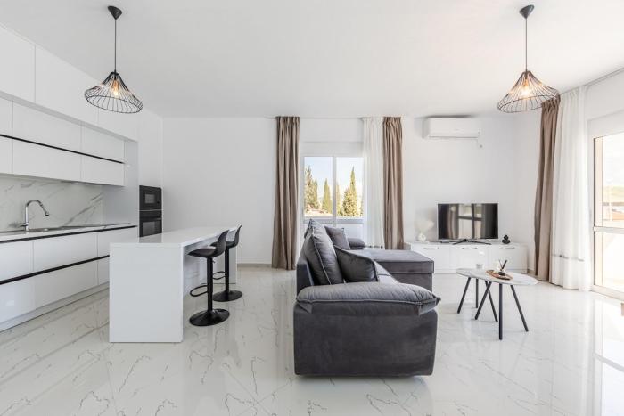 Bright Modern Apartment with Balcony Views Golem