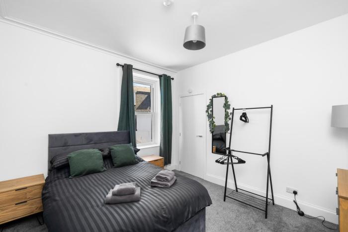 4BR 2Bathroom in Central Location with Free Parking