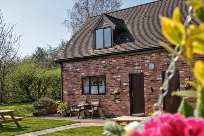 Charlies Cottage with Alpacas and 7mins drive to Alton Towers