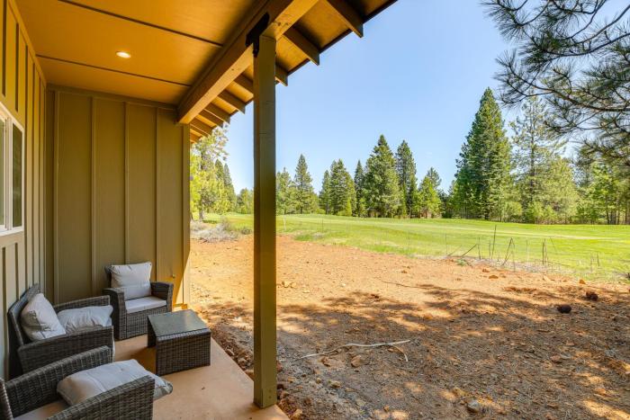 2 Mi to Lake Almanor: Home w Golf Course Views!