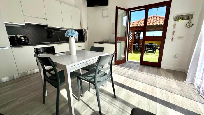 Blu Caletta - waterfront apartment with garden