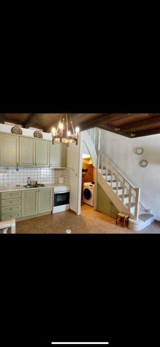 Πέτρινη οικία με εσωτερικό τζάκι