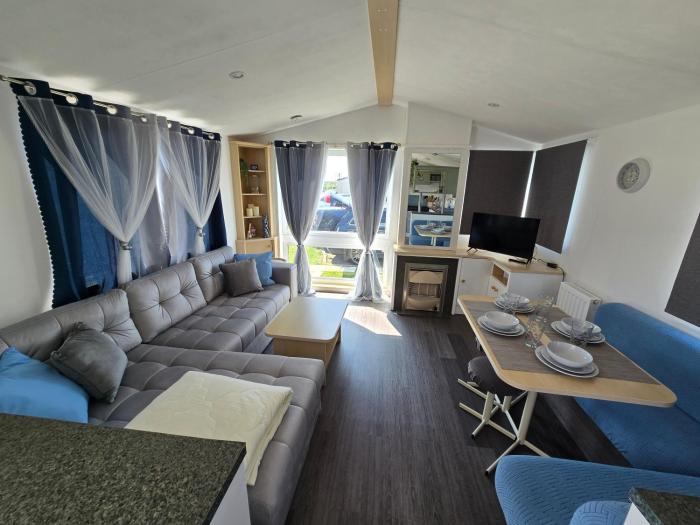 FI005 Loomy Escapes Caravan at St Osyth Beach Essex