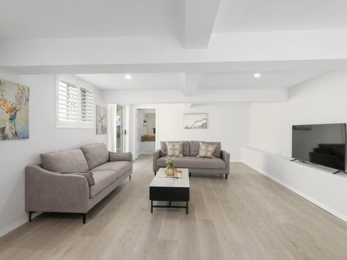 Stylish 4Bedroom Stay Outdoor Dining and City Access