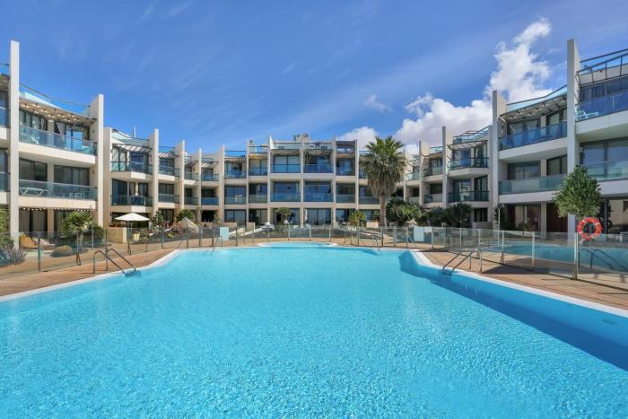 CASA DEL MAR beachfront apartments with pool & ocean views