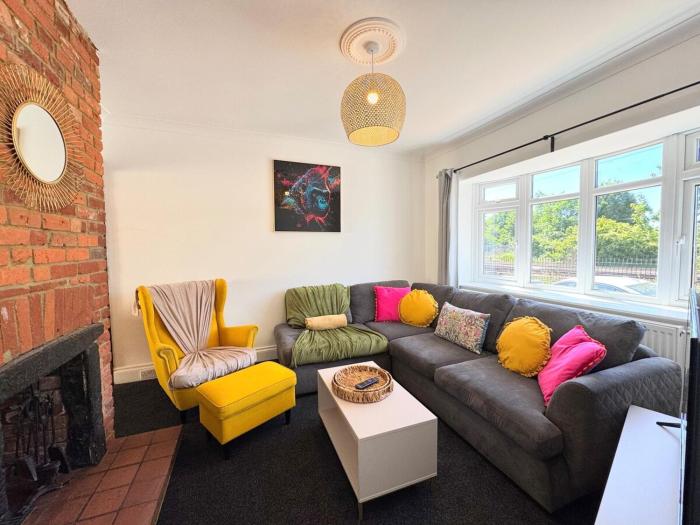 New Spacious 4 Bedrooms 5 Beds House Sleeps 8!