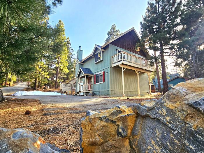 3BR Home w Game Room by The Village, Lake & Summit