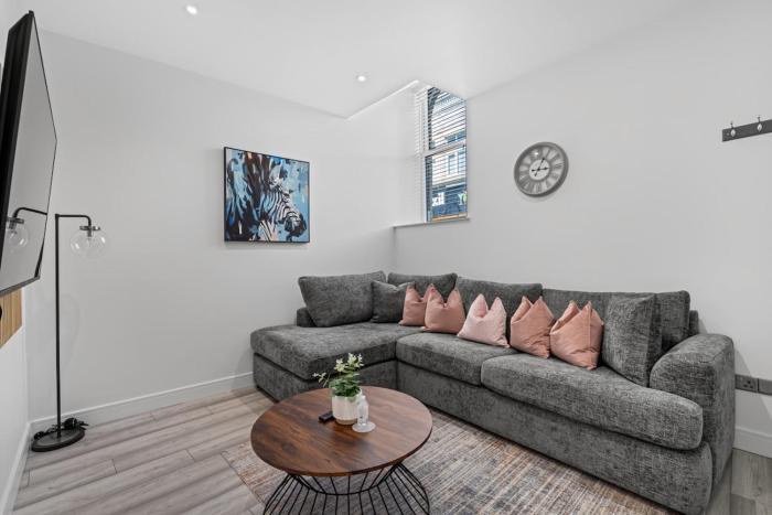 Stylish Haven - 2 min from Station - Free Parking - Courtyard