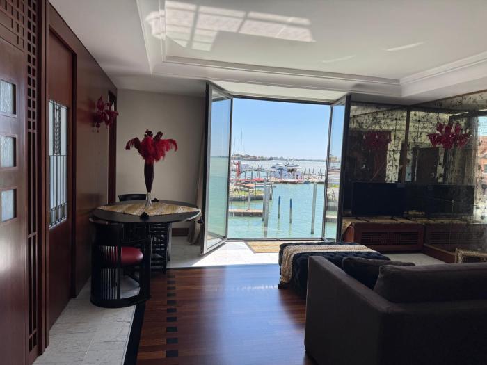 Deluxe Olivers House