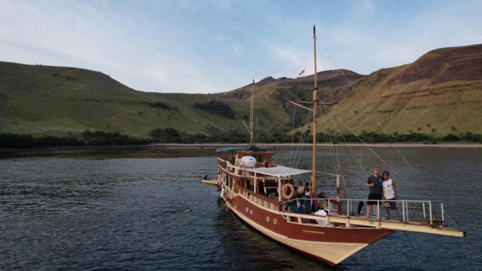 Semi Phinisi boat Labuan Bajo Komodo Tour