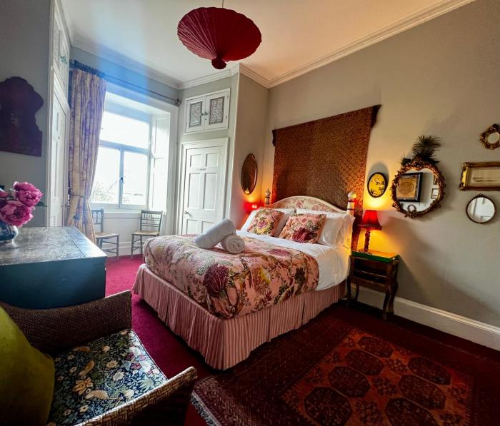 Central Apartment with parking, original art and antiques