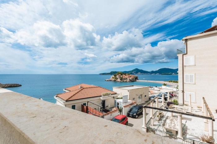 Three bedrooms family apartment with sea view Sveti Stefan