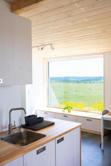 Ferienhaus am Flugplatz, umgeben von Natur