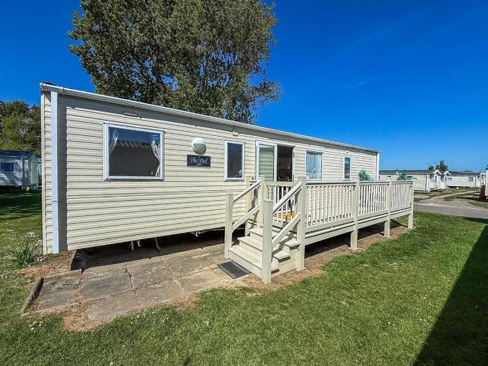 Lovely 6 Berth Caravan With Decking Nearby Scratby Beach Ref 50017B