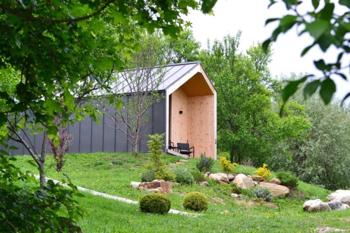 Tinutul Luanei Village