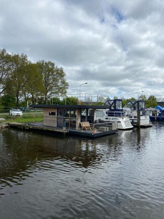 Hotelkamer op water Houseboat Wetterhûske Friesland