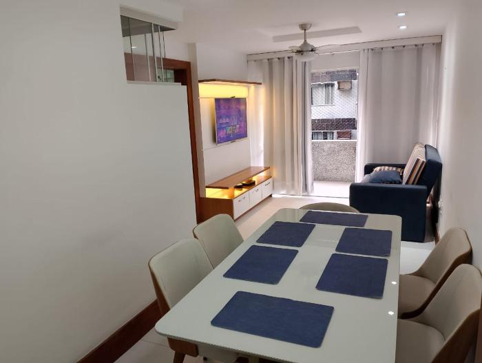 Bonito Apto PÉ NA AREIA aprox 50M da Praia do Forte Cabo Frio confortável aconchegante e bem localizado com 90m2 ar cond nos 2 qtos tv a cabo Premiere Netflix Internet no prédio da lanch Play Gui e rest Vira Verão Pacote de Carnaval 6 dias ou mai