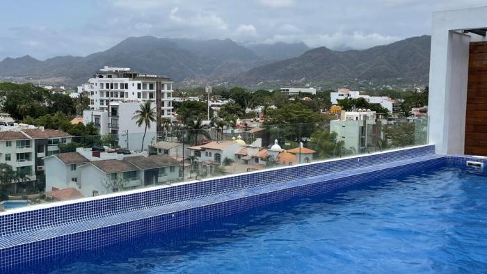 15 Minute Walk to Beach KING Bed Rooftop Pool
