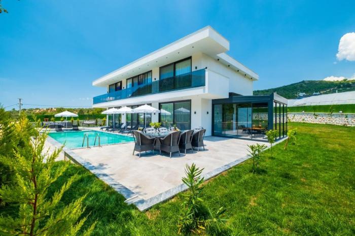 Luxury Villa with Spacious Garden