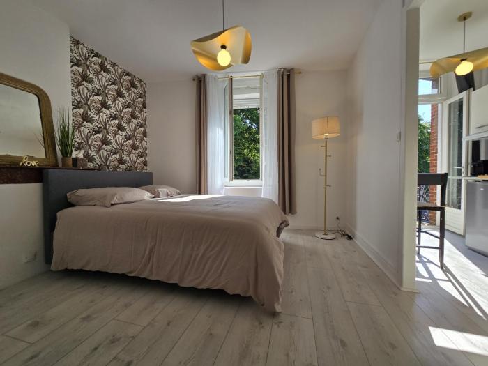 Charmant appartement chambre, cuisine et salle de bain avec balcon sur Jardin Massey