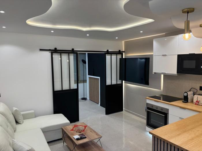 2 pièces centre Juan moderne avec piscine tennis