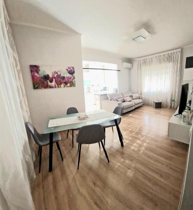 Modern Flat with Balcony - 3 min walk to Metro C, Colosseum in 18 min