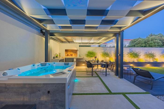 Bella Zara lux apartment with jacuzzi, grill & garden