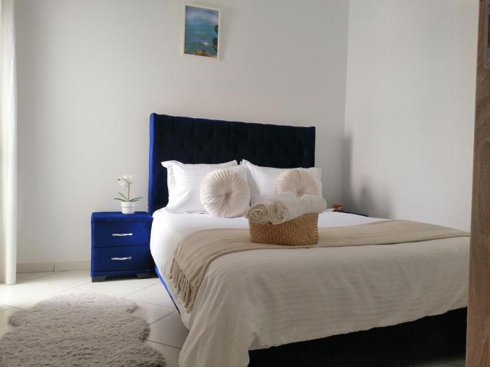 Beautiful 2 bdr flat with pool view & free parking