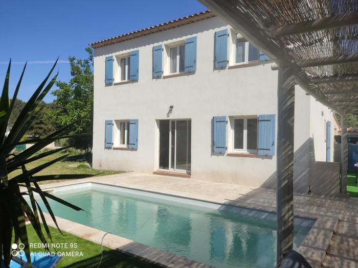 Villa T5 Les Volets Bleus, piscine, à lentrée de Cassis et de ses calanques