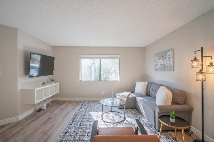 Unique 2BD - Parking, Gym, Pool - Sleeps 8 - 5Min Casino