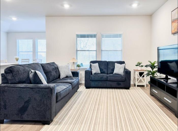 NEW King Bed Private Yard Near Everything