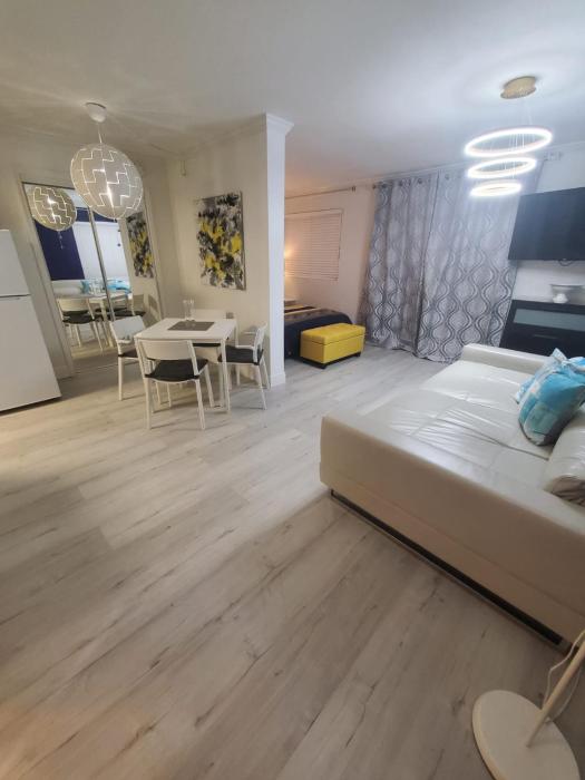 Universal-Disney Dream 3413 Studio - The Enclave