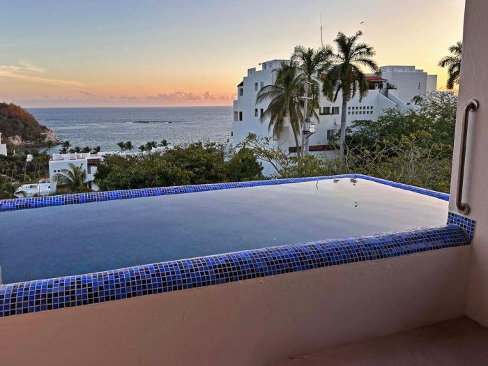 Beachfront unit with ocean view, pool, fiber optic