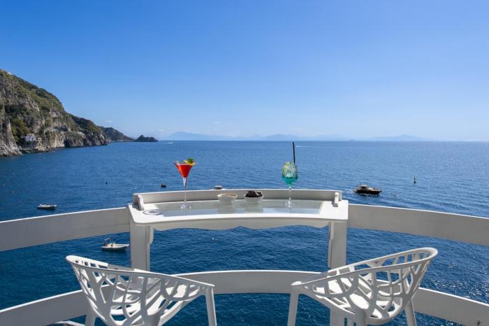 Romantic Room - RocksideEscape