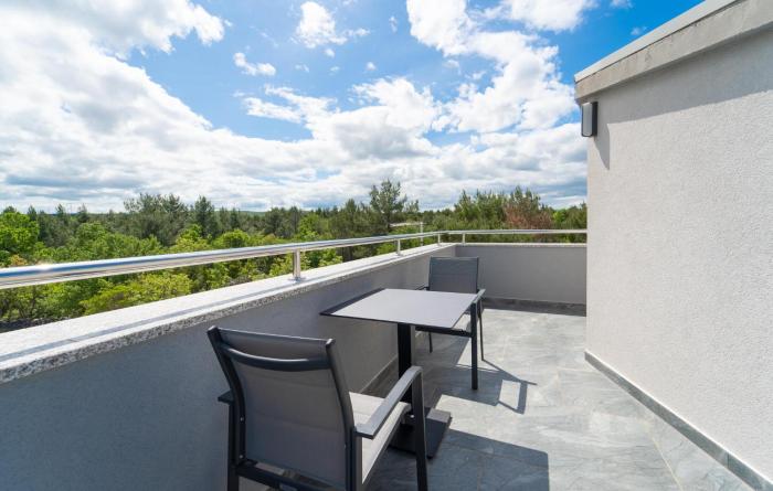 Beautiful Apartment In Pridraga With Wifi