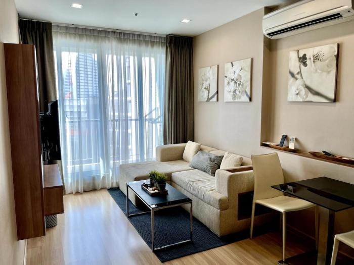 Condo, 3-min walk to BTS, Sky pool, Gym, Wifi, Self check-in at pickup point