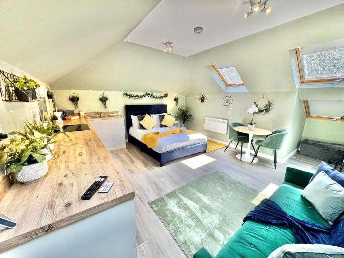 Luxe Chic Retreat - Tropical Vibes & Skylight Serenity - WiFi - Large Smart TV - Minutes Walk to Town and Beach - Sleeps 3