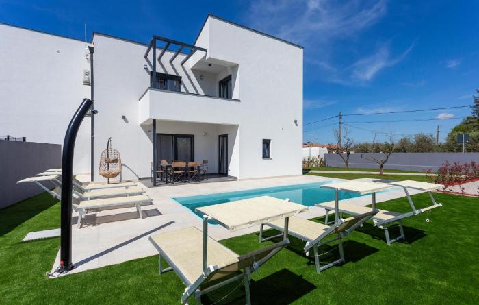 Lovely Home In Valbandon