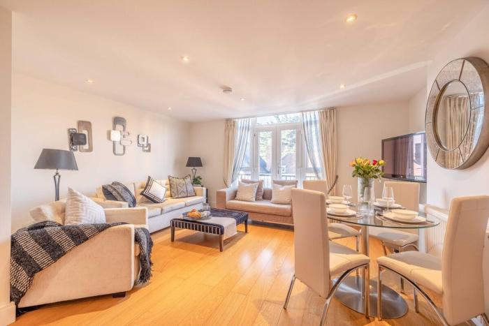 Windsor Gem 3 Bed, 2 Bath, Parking - By Tempstay