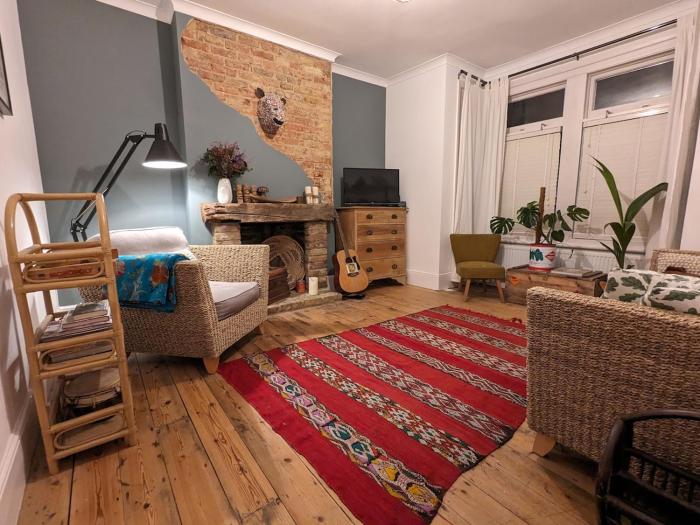 Homely flat just off Leigh Broadway