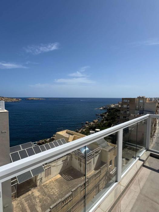 Bright 3BR Penthouse with Amazing Views - by HostMT