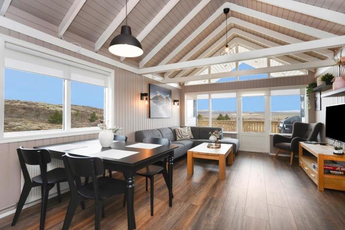 Scenic 3BR Summerhouse w HotTub Near Golden Circle