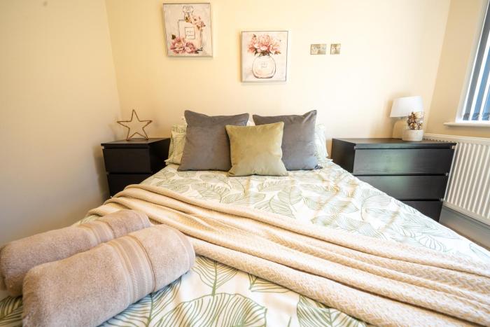 Modern, Cosy 2 Bedroom Apartment with Garden Close to Town, Hospital, Long booking Welcome