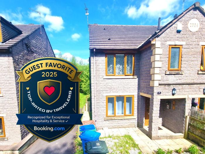 3 Bedroom Spacious Modern Comfortable Home in Rochdale, Work, Relax, Explore Manchester, Oldham, Bury