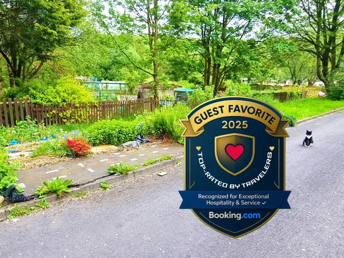 3 Bedroom Spacious House Perfect for Family & Business Short Long-Term Stays Easy Access to Manchester, Oldham, Bury