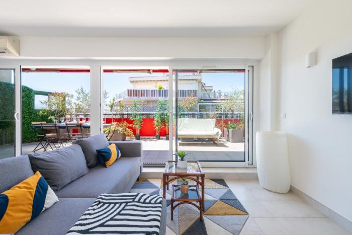 1-Br Apartment Top Floor Pointe Croisette