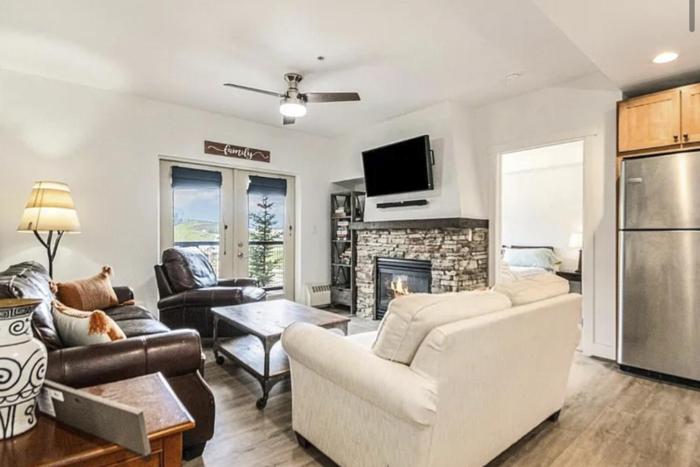 Ski-InandOut 2BR Granby Condo with Mtn Views and Hot Tub