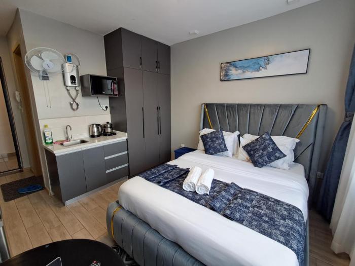 Favorite Staycation by Janice - Modern Comfort Near Airport