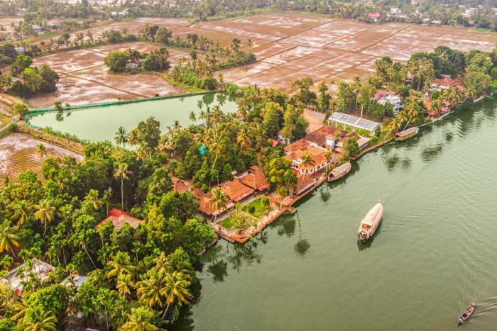 Alaya Stays Palm Dale Heritage Backwater Retreat with Garden & Restaurant